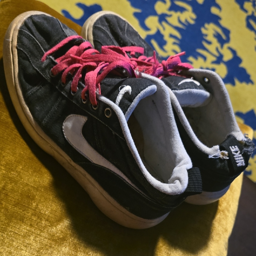 Nike Men's 8.5 Black Sneakers with Pink Laces